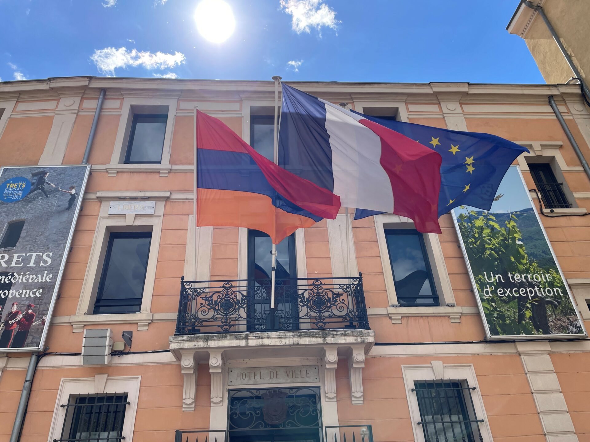 Le drapeau de l'Arménie hissé à l'hôtel de ville de Marseille à la